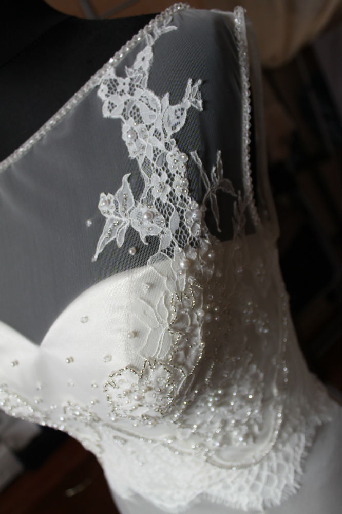 Blouse en dentelle sur mesure par LILIYA ATELIER #605