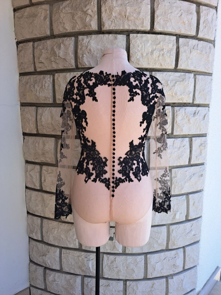 Bodysuit en tulle beige a manches longues avec dentelle noire #1241