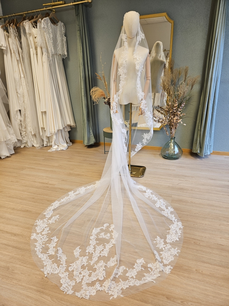 Voile de mariee en tulle italien orne dappliques de Chantilly #1247